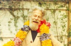 Old ed in flowers liggend.jpg